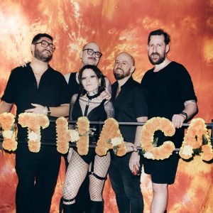 Gruppenbild der Band Ithaca. Es sind alle fünf Musiker zu sehen, die vor sich den Schriftzug "Ithaca" an einer Leine aufgefädelt festhalten.