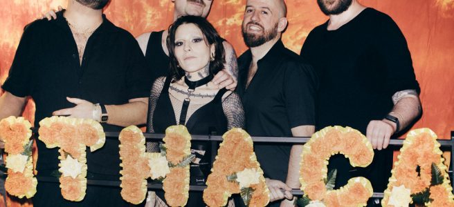 Gruppenbild der Band Ithaca. Es sind alle fünf Musiker zu sehen, die vor sich den Schriftzug "Ithaca" an einer Leine aufgefädelt festhalten.
